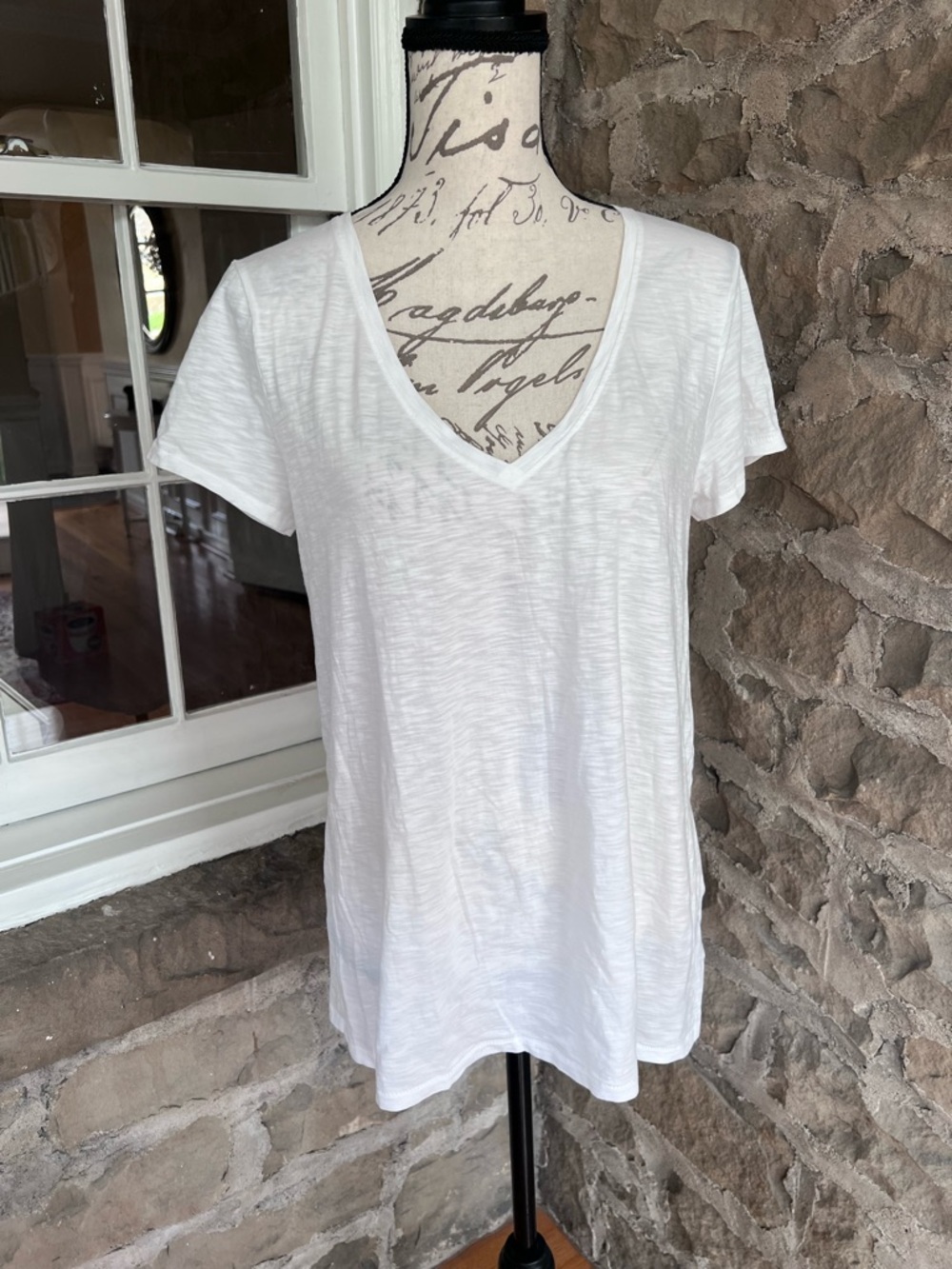 Lilly Pulitzer White V-Neck Short Sleeve Tee